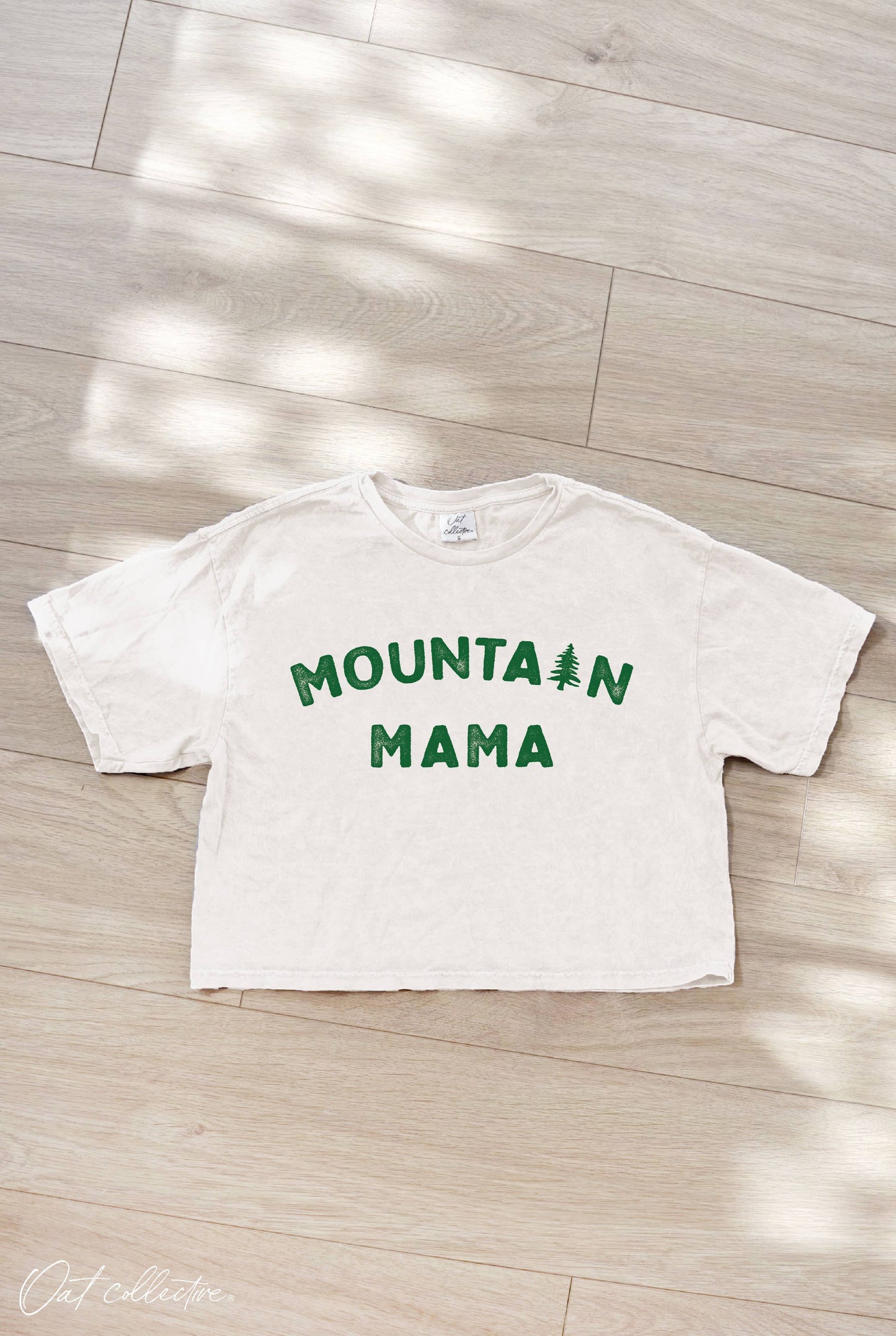 MOUNTAIN MAMA Cropped Graphic Top